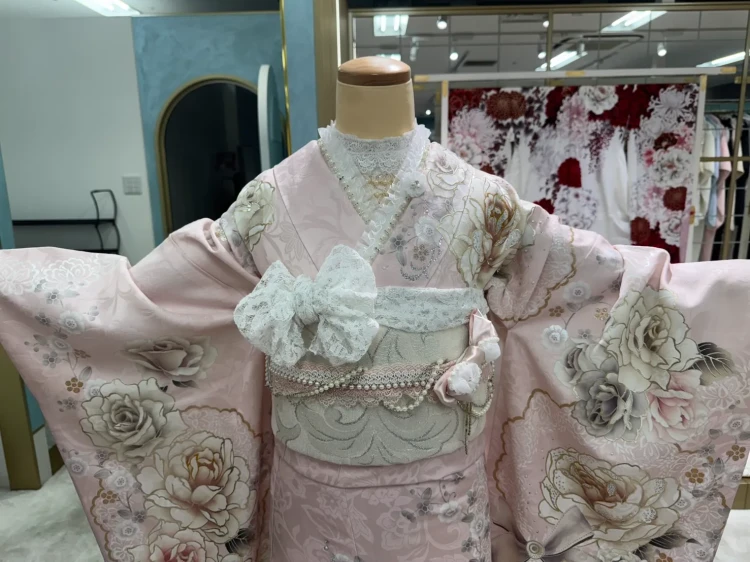 淡いピンクの花柄振袖に白レースの半衿とリボン帯を合わせたガーリーな振袖コーディネート