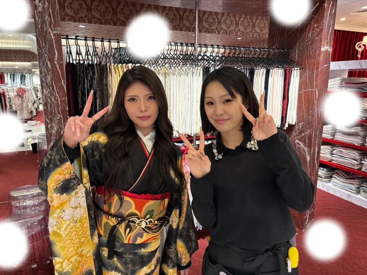 TAKAZEN東京表参道店Flagshipで黒ゴールドのかっこいいお振袖をお持ち込みでフォトプランをご契約されたお嬢様のご紹介。