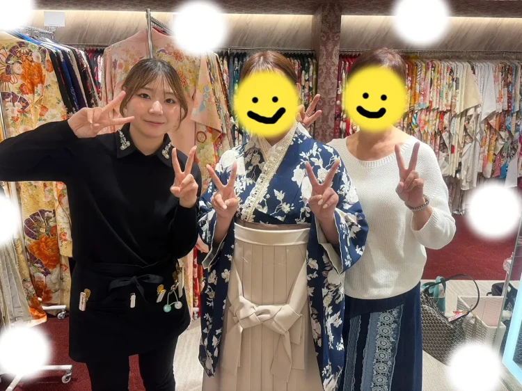 TAKAZEN東京表参道店Flagshipで紺色に小花柄の上品な袴をご契約いただいたお嬢さまのご紹介。