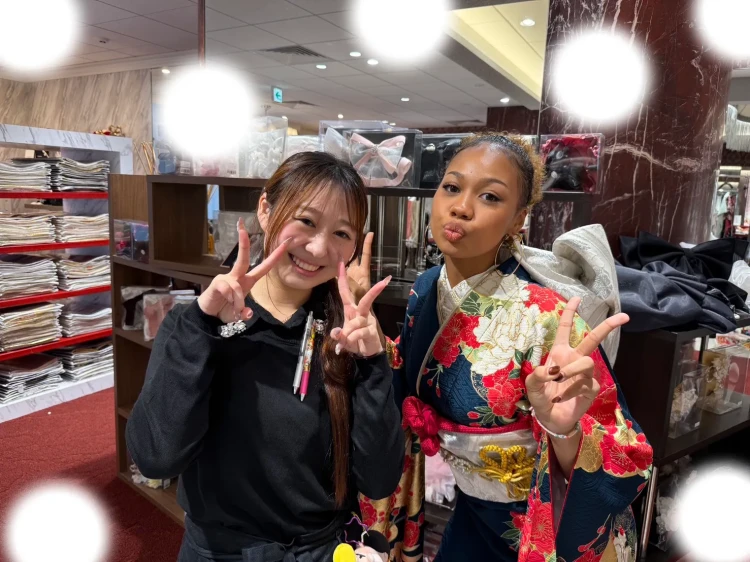 TAKAZEN東京表参道店Flagshipで赤青色の古典柄の振袖をフォトプランでご契約いただいたお客様の紹介。