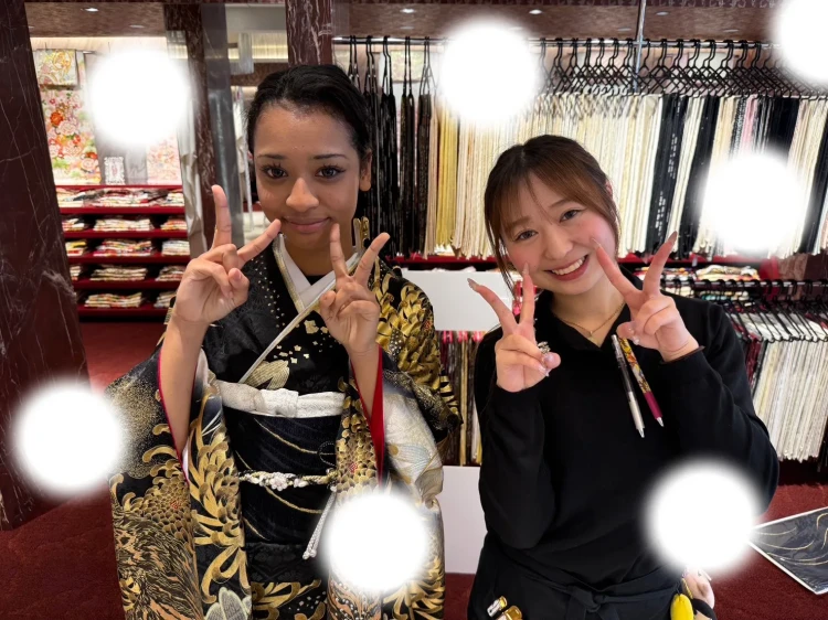TAKAZEN東京表参道店Flagshipで黒ゴールドの虎柄のジャパンモードの振袖をレンタルでご契約いただいたお客様の紹介。