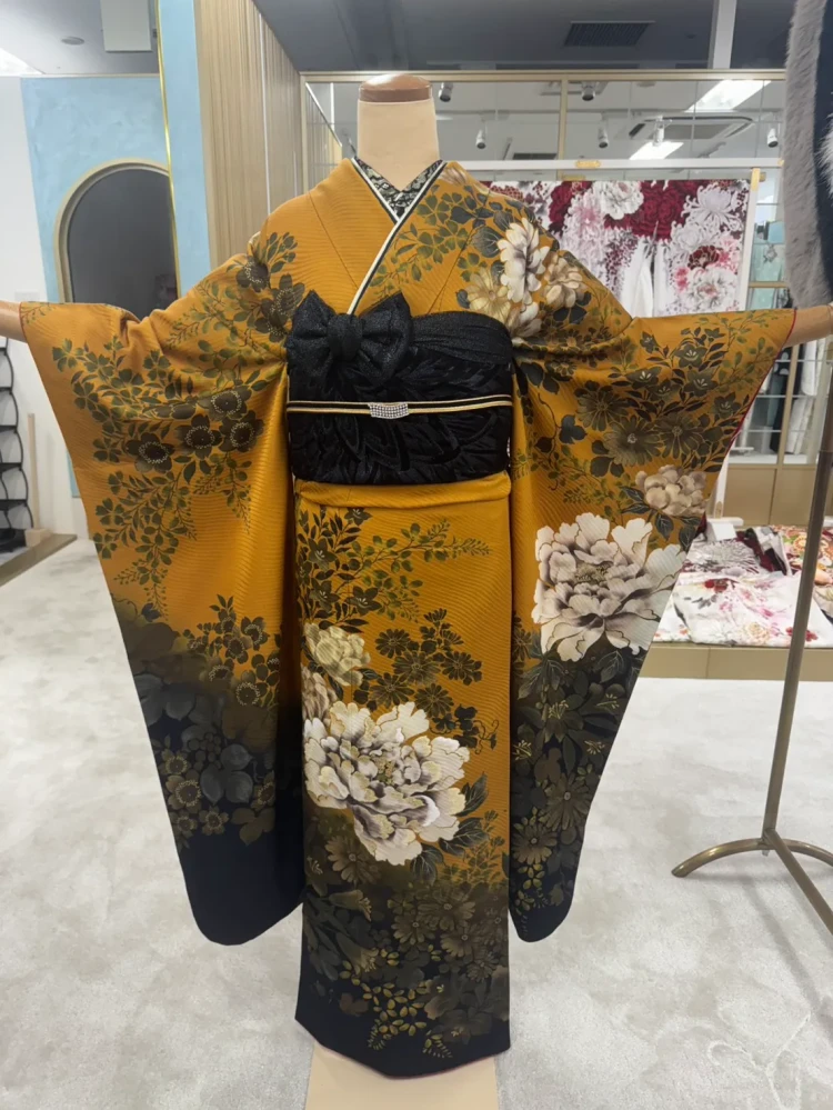  からし色の振袖に黒帯を合わせた、モードで大人っぽい振袖スタイル