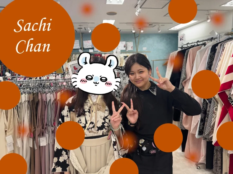 TAKAZEN心斎橋店で袴を選んだ卒業姫ちゃんとスタッフのツーショット。黒地に白い花柄のレトロ振袖にホワイトの袴を合わせた卒業式コーデになりました