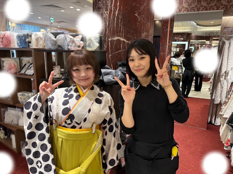 TAKAZEN東京表参道店Flagshipでレトロのドット柄の卒業式袴をご契約いただいたお客様の紹介。