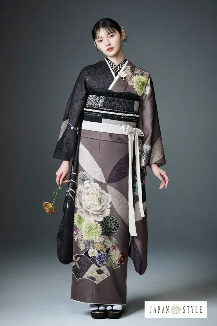 TAKAZENのレンタル振袖 JAPAN STYLE ダスティーカラー/グレー すっきり 古典柄 大人っぽいシックな振袖【通販可】K1370
