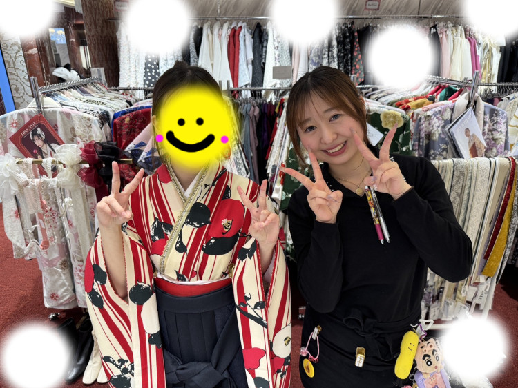 TAKAZEN東京表参道店Flagshipで赤色のレトロ系の袴コーデをレンタルでご契約いただいたお客様の紹介。