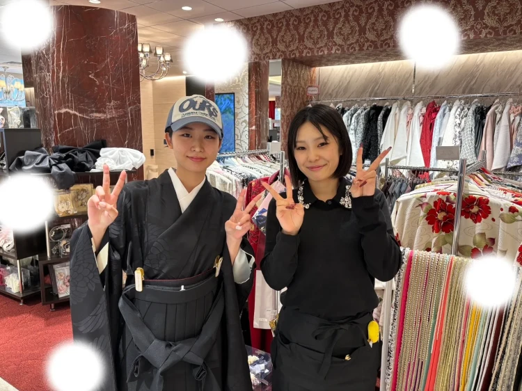 TAKAZEN東京表参道店Flagshipで黒色の無地袴を卒業式袴単品レンタルでご契約いただいたお客様の紹介。