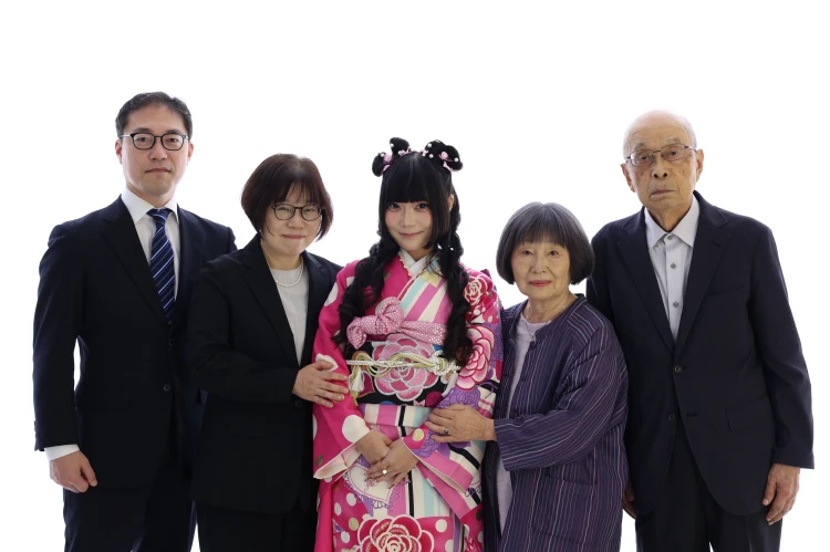 TAKAZEN東京表参道店Flagshipで2027卒業式でキュートガーリーな振袖をレンタルいただいたお客様の前撮り撮影会の様子。家族ショット
