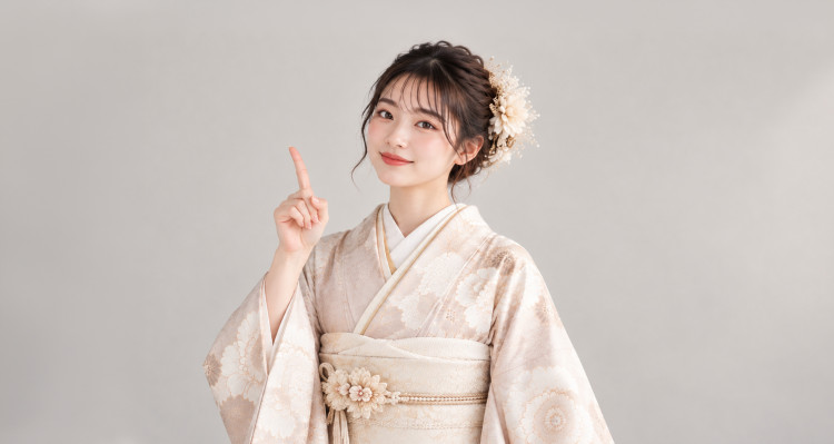 白色の振袖を着用した女性