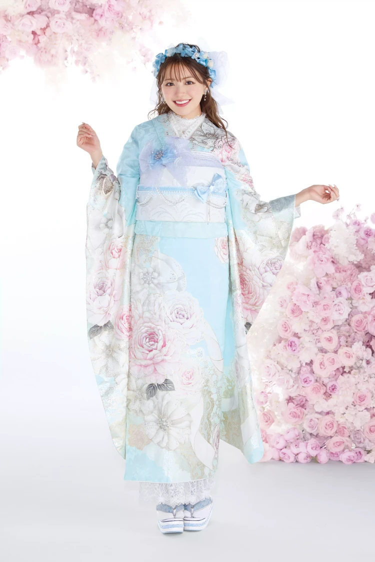 淡い水色にピンクの お花が映える、透明感たっぷりの振袖コーデ