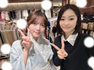 TAKAZEN東京表参道店Flagshipでオリジナルヘップバーンシリーズのブルーグレーのドレス袴をご契約いただいたお嬢さまのご紹介。