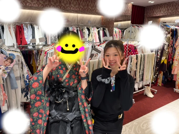 TAKAZEN東京表参道店Flagshipで赤色のヘップバーンシリーズ袴コーデをレンタルでご契約いただいたお客様の紹介。