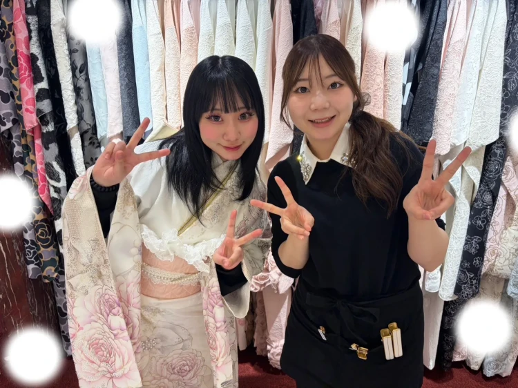 TAKAZEN東京表参道店FlagshipでTAKAZENオリジナルのヘップバーンシリーズ、コスメカラーの白色の振袖をご契約いただいたお客様の紹介。