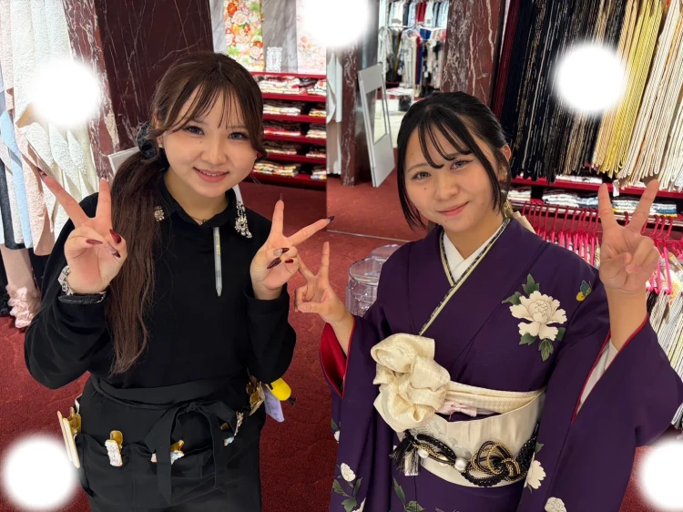 TAKAZEN東京表参道店Flagshipでママ振袖とTAKAZENの小物を使ったお振袖で持ち込みフォトプランをご契約いただいたお客様の紹介。
