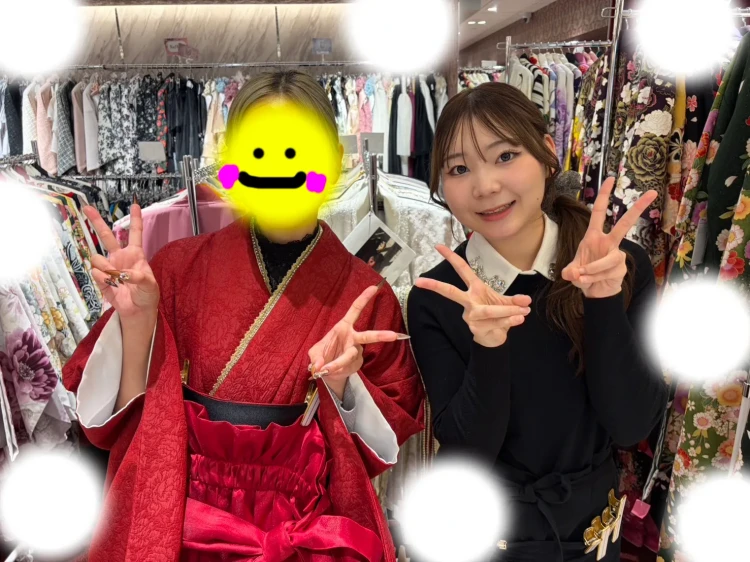 TAKAZEN東京表参道店Flagshipでの赤色のヘップバーンシリーズの袴コーデをレンタルでご契約いただいたお客様の紹介。