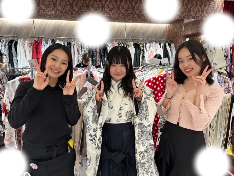 TAKAZEN東京表参道店Flagshipで黒白のヴィンテージの袴コーデをご契約いただいたお客様の紹介。