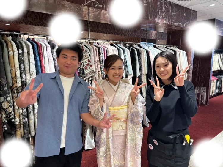 TAKAZEN東京表参道店Flagshipでピンクのくすみカラー振袖をお出かけプランでご契約いただいたお客様の紹介。