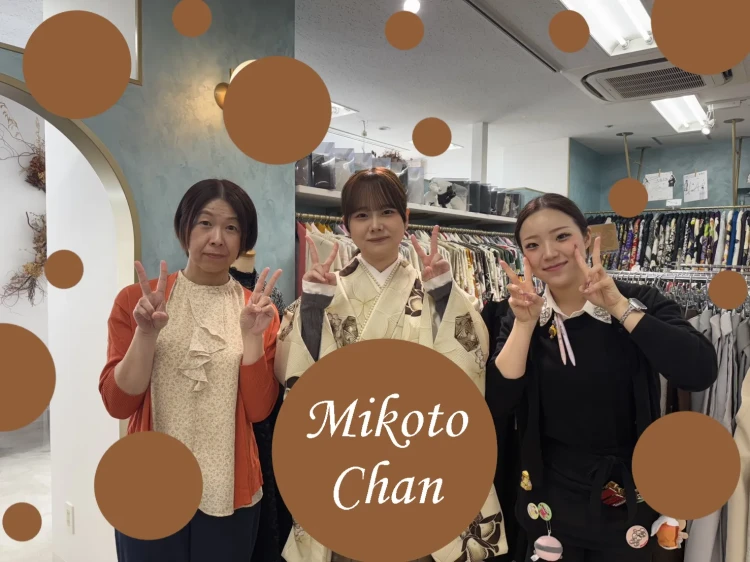 TAKAZEN心斎橋店で2027年の卒業式に向けて袴レンタルしに来店されたお嬢様とお母様とスタッフの写真。ジャパンスタイルのブランド小振袖にブラウンの袴を合わせたこーでになりました。