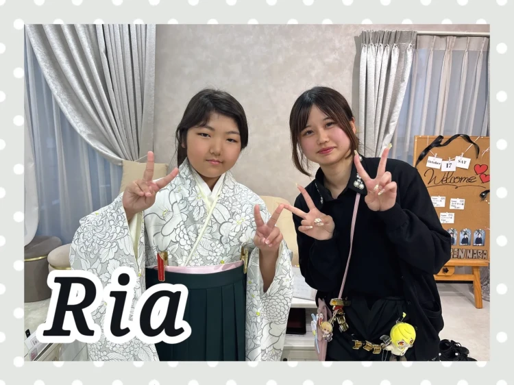 奈良店でくすみカラーの袴を試着するお客様の様子