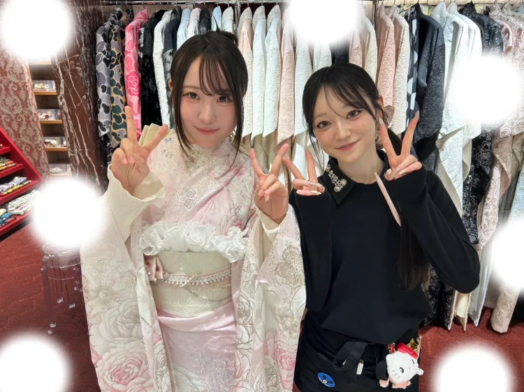 TAKAZEN東京表参道店Flagshipでのピンクのヘップバーンのコスメカラーのお振袖の袴コーデをご契約いただいたお客様の紹介。