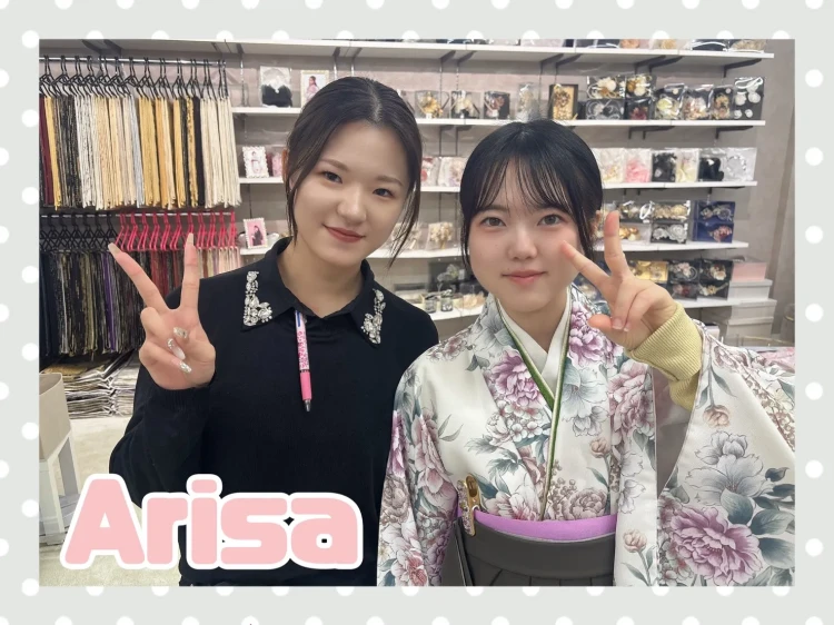 奈良店でくすみカラーのピンク色のお花が可愛い袴をご契約されたお客様の写真