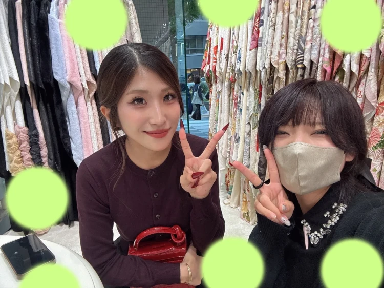 緑色の小振袖にベージュの袴コーデご紹介