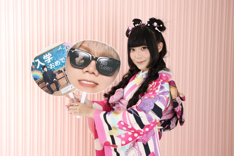 TAKAZEN東京表参道店Flagshipで2027卒業式でキュートガーリーな振袖をレンタルいただいたお客様の前撮り撮影会の様子。推しグッツ