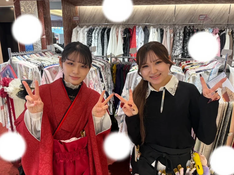 TAKAZEN東京表参道店Flagshipでヘップバーンシリーズの赤の袴をご契約いただいたお客様の紹介。