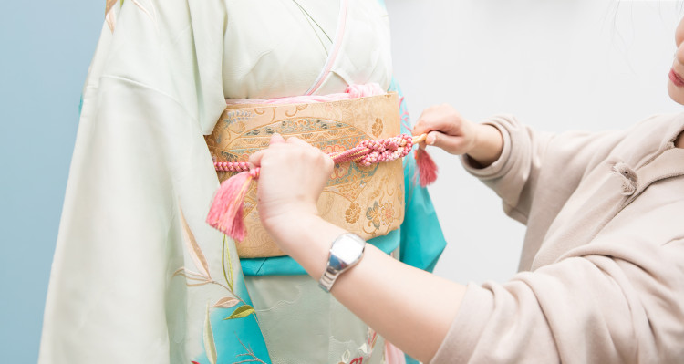 振袖を着付け中の様子
