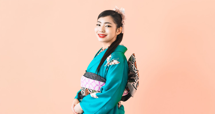 グリーン系の振袖を着用した女性