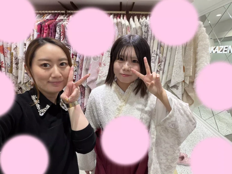 2027年卒業の白ピンクにえんじの袴コーデの姫ちゃん紹介。