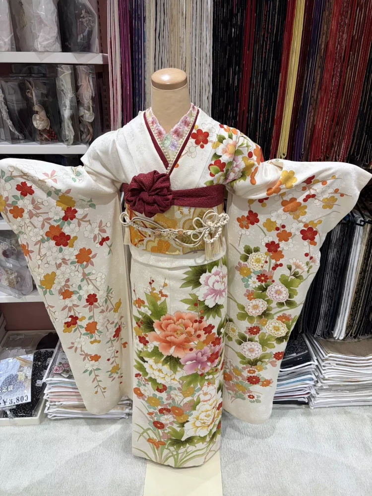 クリーム色の正統派古典のお振袖紹介