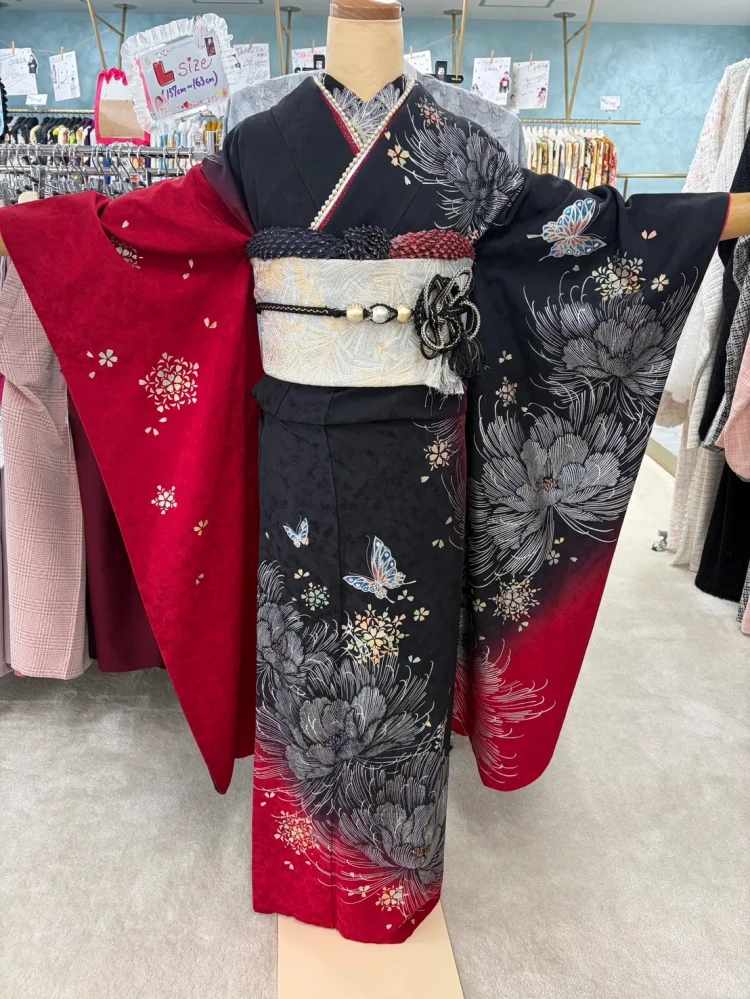安カワでお洒落に着こなせる黒色・赤色振袖のコーデ