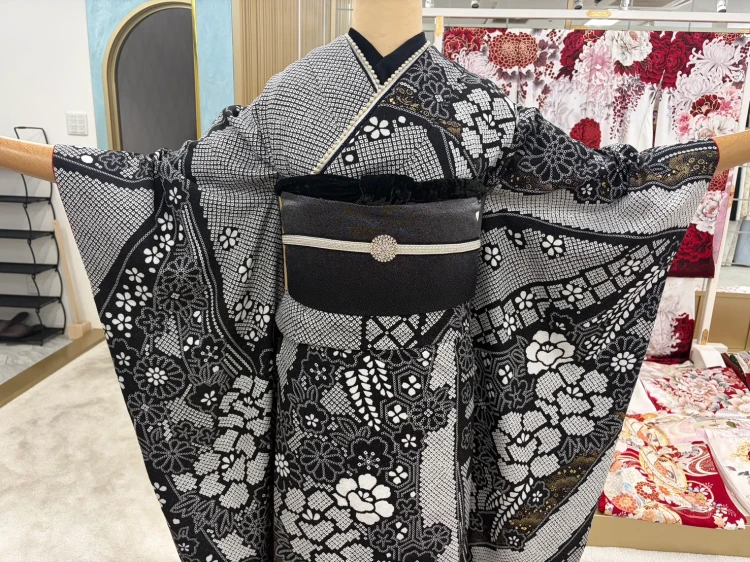 ヴィンテージ白黒でブーツと合わせても着こなせるお振袖のコーデ