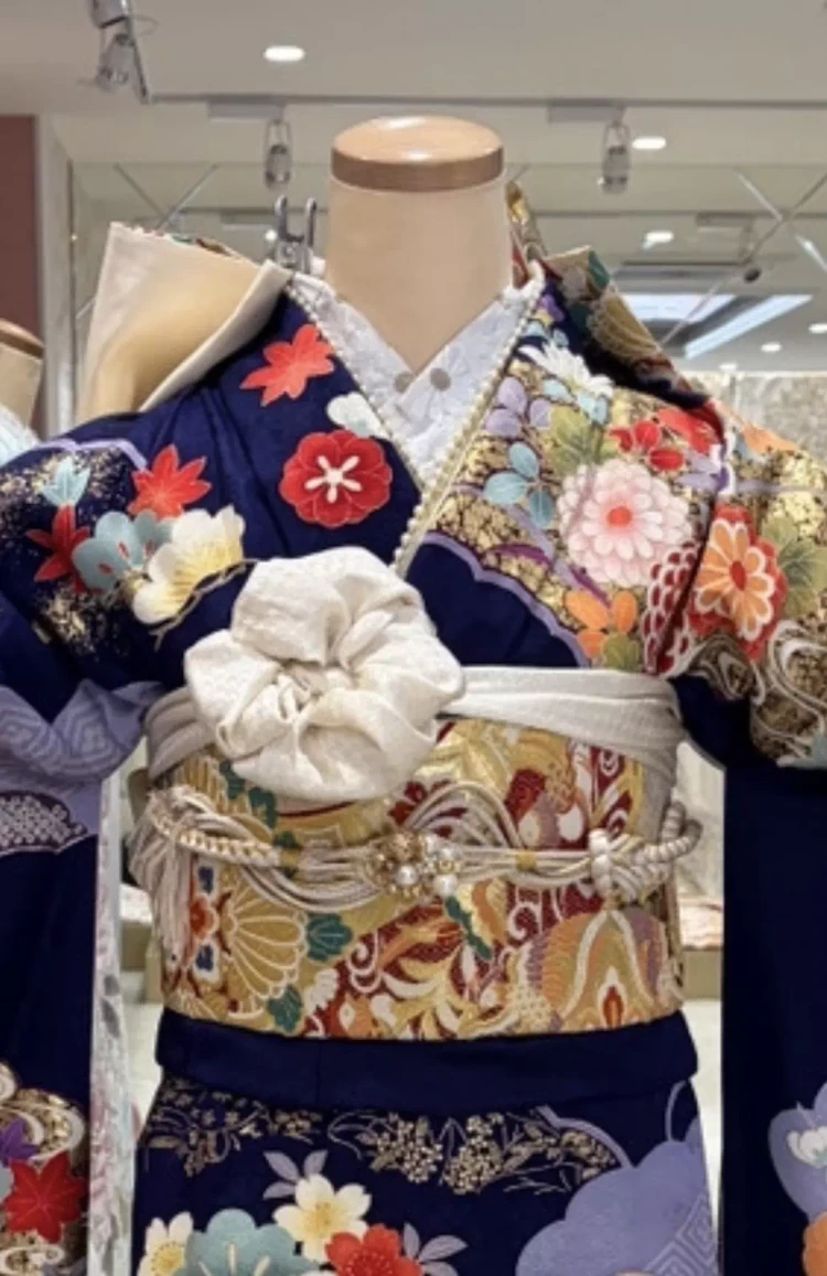 TAKAZEN姫路店の王道古典柄紺色振袖