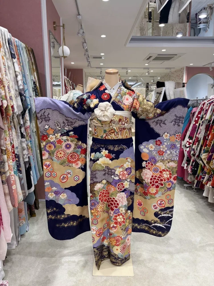 TAKAZEN姫路店の王道古典柄紺色振袖