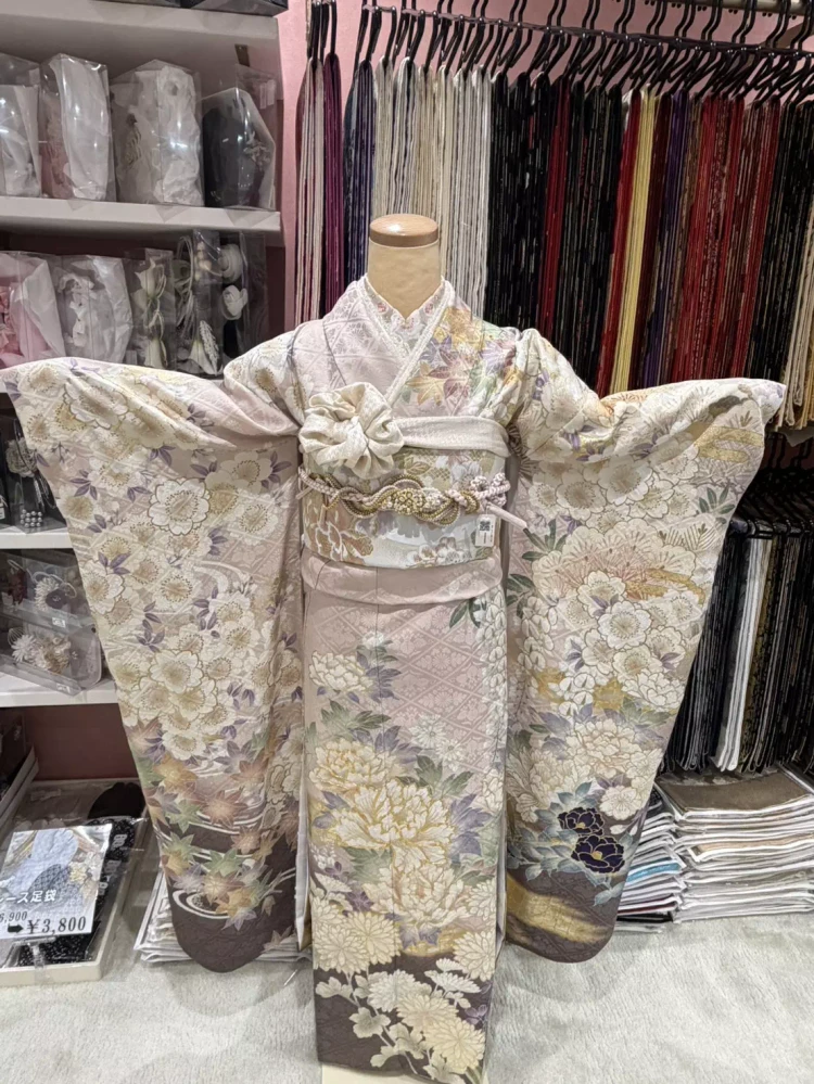 TAKAZEN姫路店のくすみピンク色の多幸感溢れるくすみ古典振袖