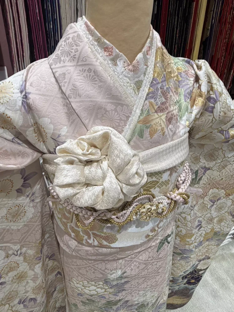 TAKAZEN姫路店のくすみピンク色の多幸感溢れるくすみ古典振袖