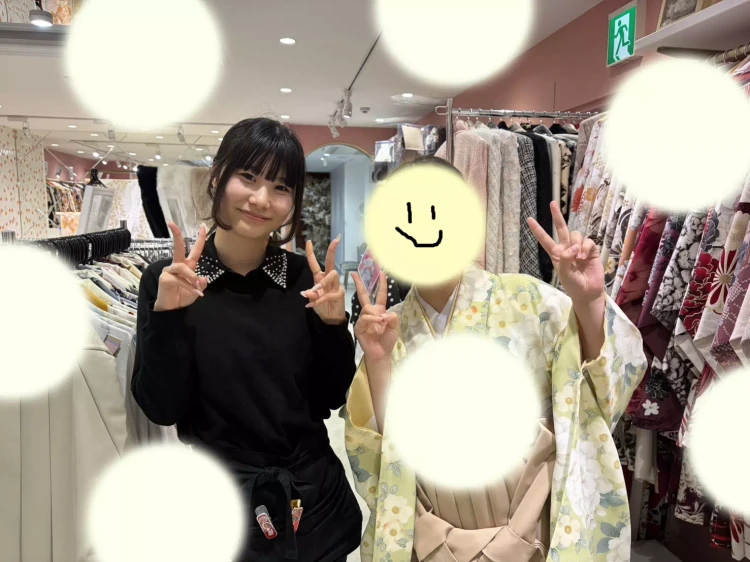 TAKAZEN姫路店の黄緑色の小振袖にベージュの袴コーデ
