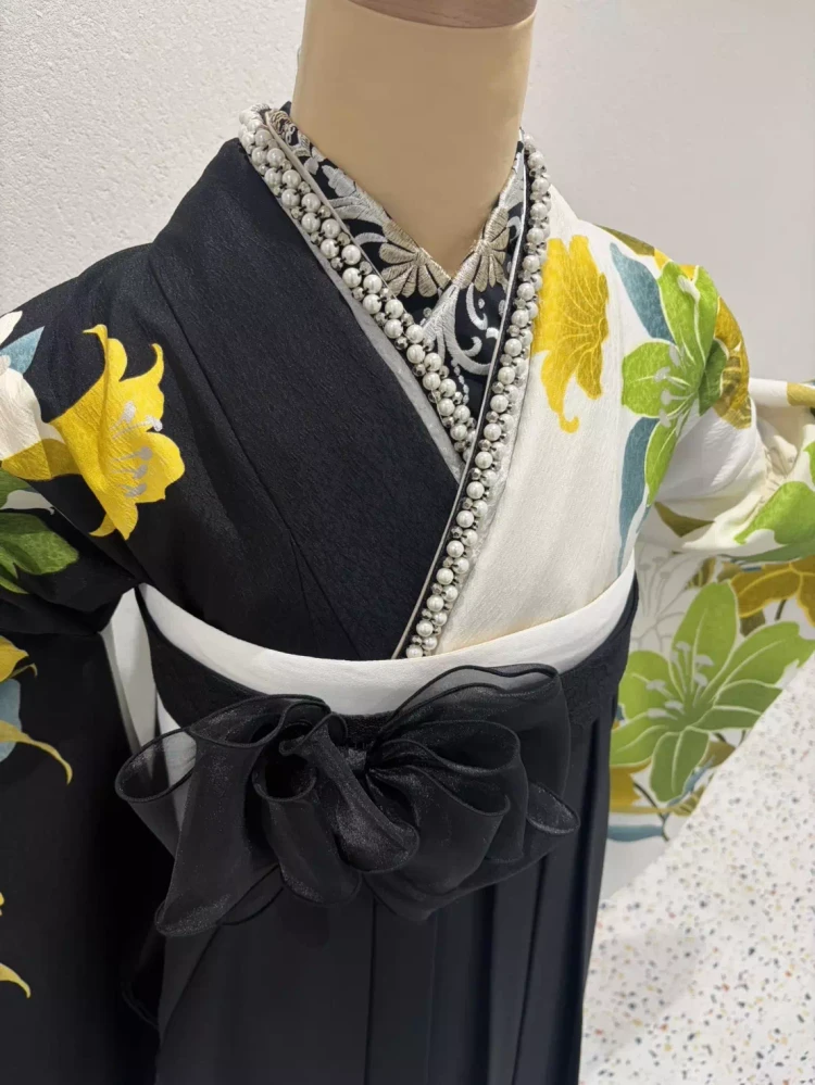 TAKAZEN姫路店の黒×白の片身代わりが特徴的なギャルにもオススメな袴コーデ