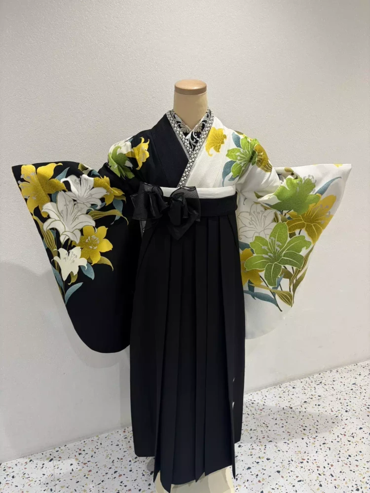 TAKAZEN姫路店の黒×白の片身代わりが特徴的なギャルにもオススメな袴コーデ