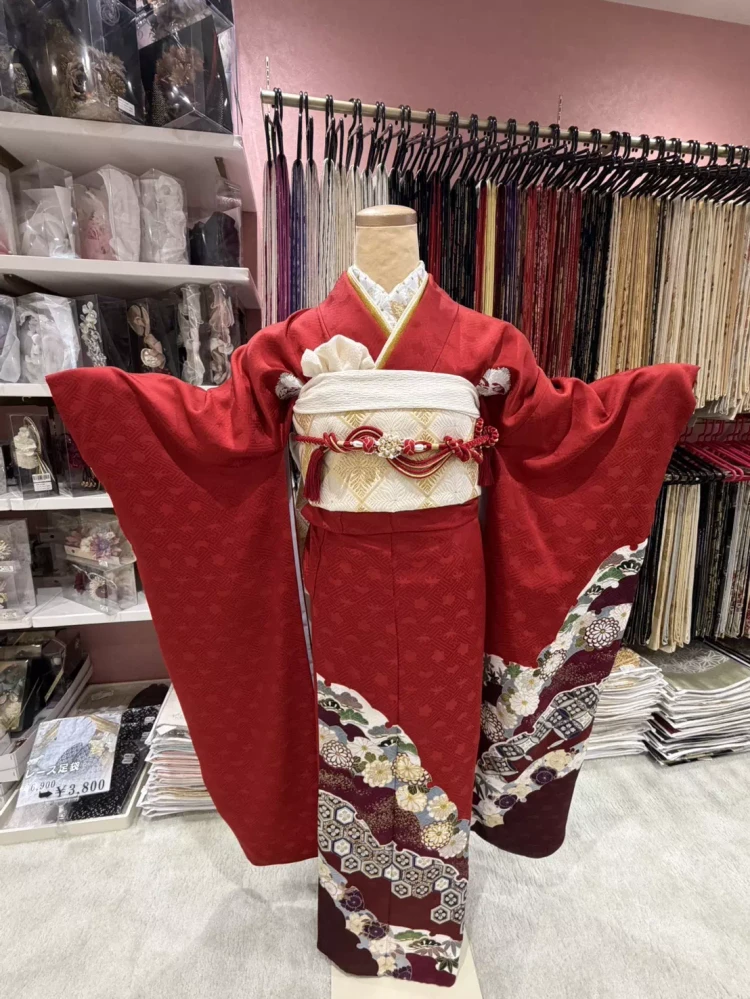 TAKAZEN姫路店の正統派古典赤色振袖