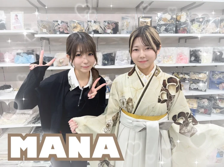 奈良店でくすみカラーに可愛い梅柄がポイントの袴を試着するお客様の様子