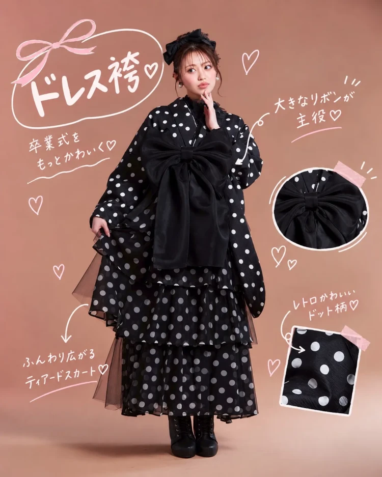 大きな黒リボンと白のドット柄がレトロかわいいドレス袴コーデ｜ふんわり広がるチュールスカートがポイント