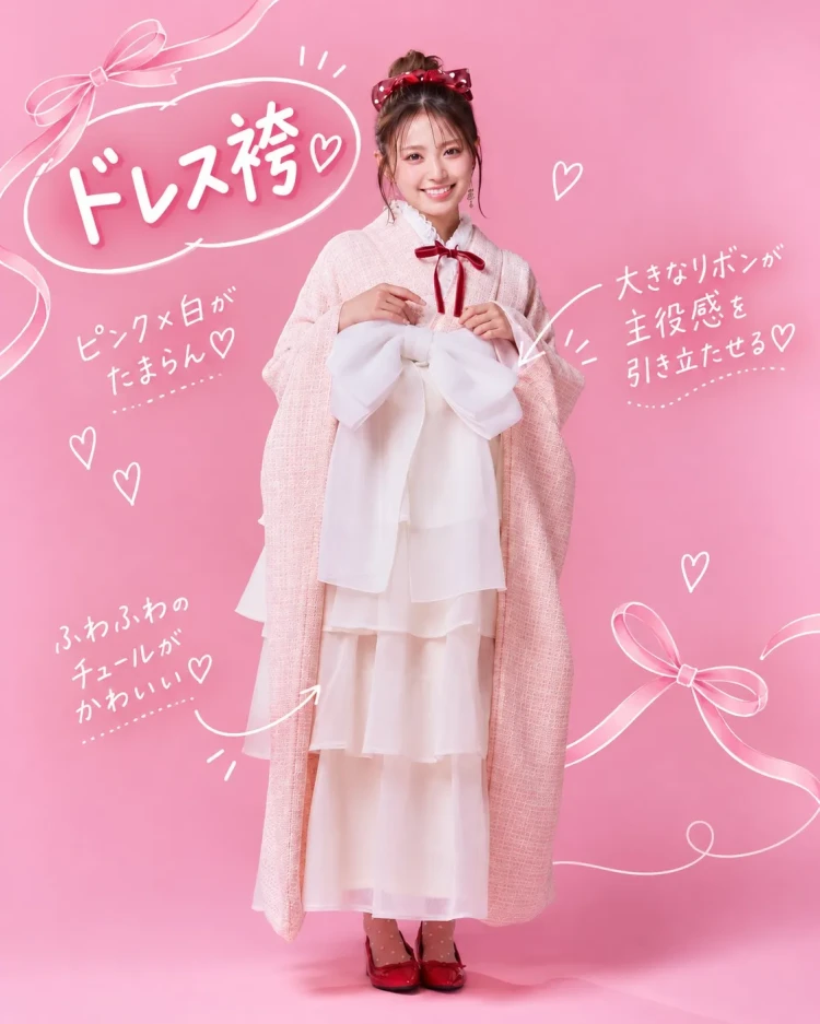 淡いピンクの着物に白いチュールスカートと大きなリボンを合わせたガーリーなドレス袴コーデ
