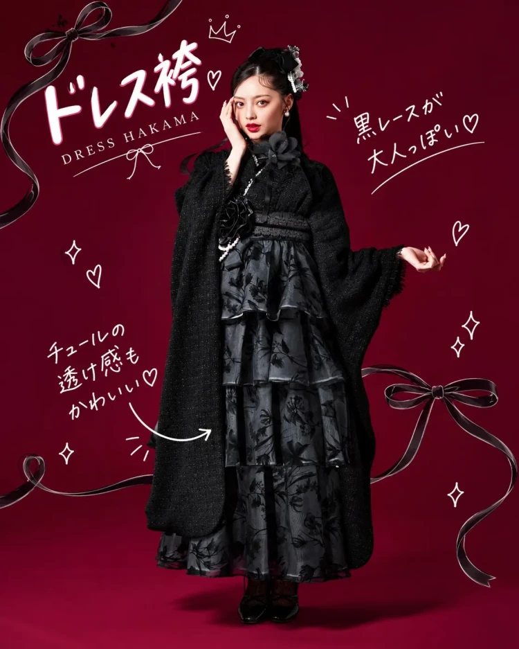 黒レースと透け感のあるチュールが大人っぽいブラックドレス袴コーデ｜深いボルドー背景の華やかなスタイリング