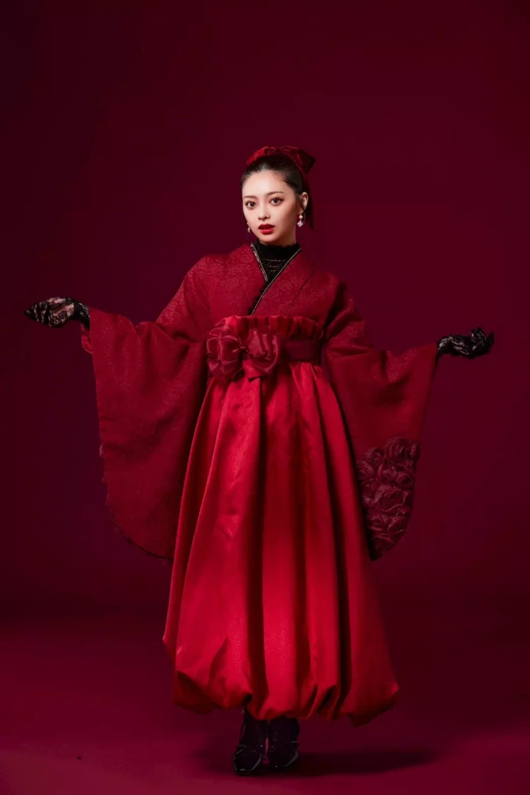 鮮やかなレッドで統一された 華やかなドレス袴