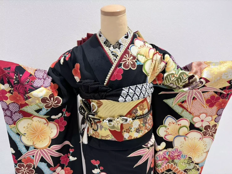 黒×赤の華やかな 古典振袖