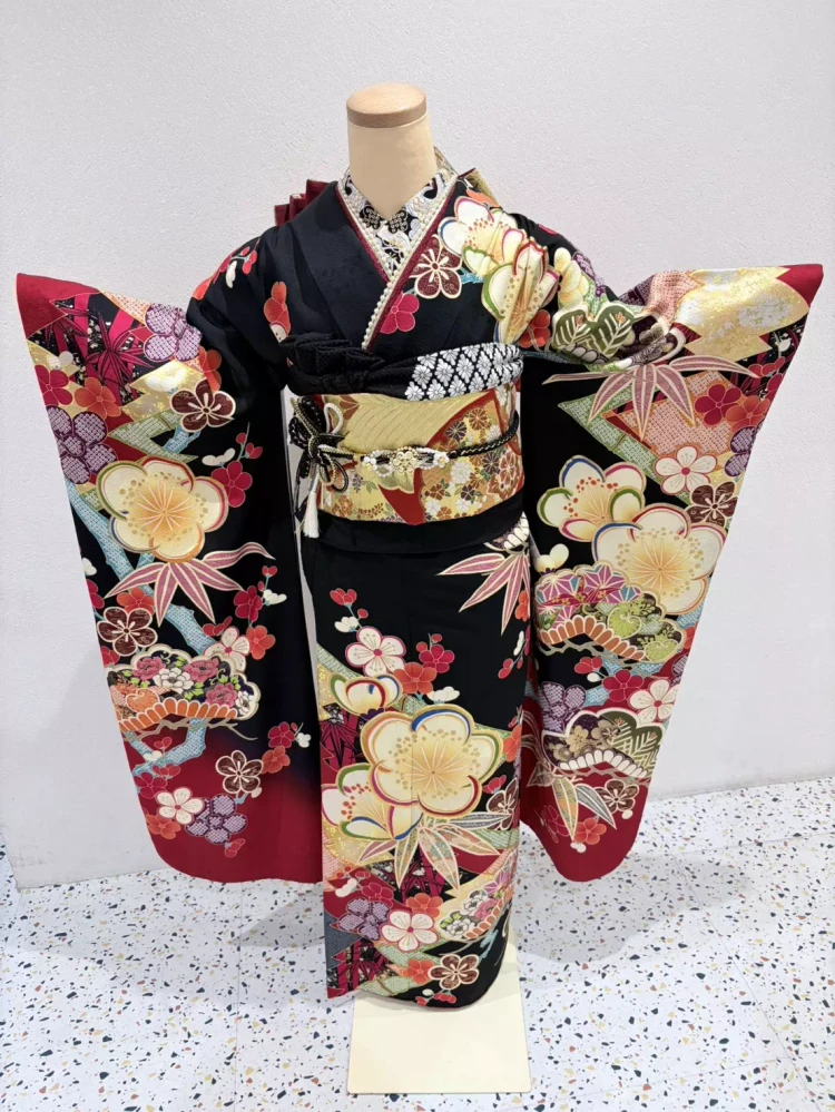 黒×赤の華やかな 古典振袖