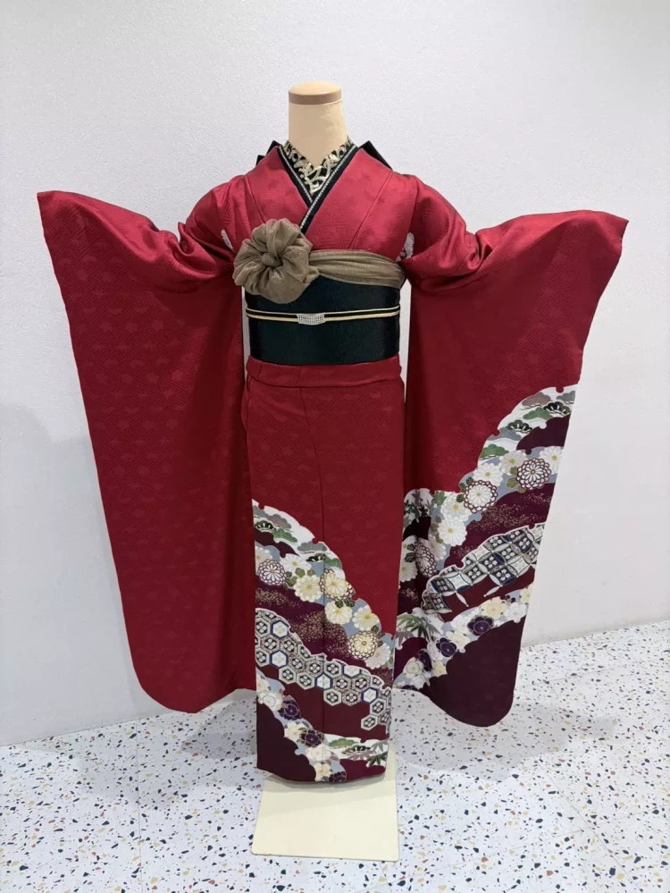 TAKAZEN姫路店の赤地のシンプルでカッコイイ振袖コーデ。赤×黒のヴィンテージスタイル